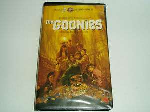 The Goonies (VHS, 1997, Clam Shell) 085391327530  