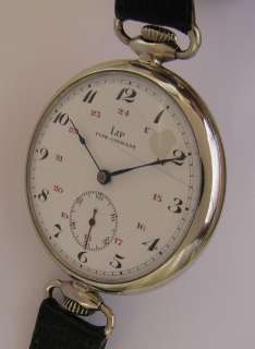   hours dial is porcelain original very good with reparation between 1