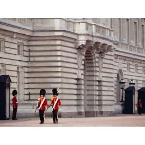  Officers Patrol the Minutes, Buckingham Palace, London 
